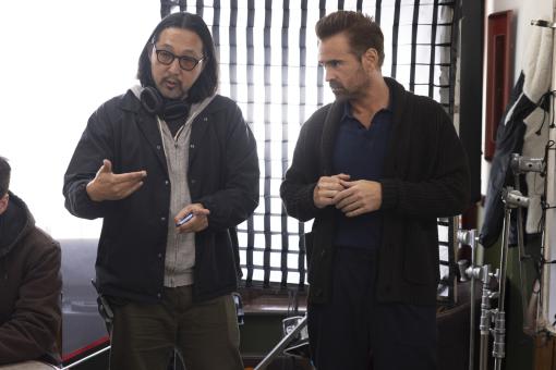 Regisseur Kogonada und Colin Farrell am Set von A BIG BOLD BEAUTIFUL JOURNEY.  © 2025 CTMG, Inc. All Rights Reserved.