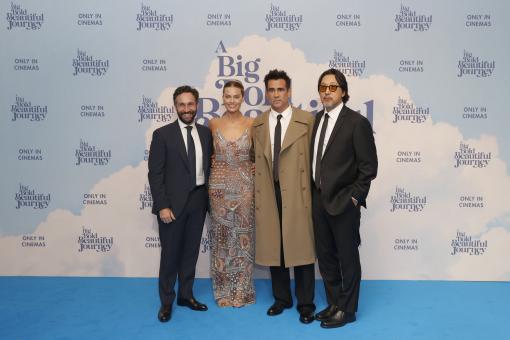LONDON, ENGLAND – 11. SEPTEMBER: (v. l. n. r.) Seth Reiss, Margot Robbie, Colin Farrell und Regisseur Kogonada bei der Europapremiere von „A Big Bold Beautiful Journey” im Odeon Luxe Leicester Square am 11. September 2025 in London, England. (Foto: John Phillips/Getty Images für Sony Pictures)Read Less