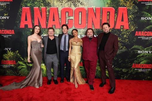 LOS ANGELES, CALIFORNIE – 13 DÉCEMBRE: Daniela Melchior, Steve Zahn, Paul Rudd, Thandiwe Newton, Jack Black et Selton Mello lors de la première mondiale du film ANACONDA de Sony Pictures au United Theater on Broadway, le 13 décembre 2025 à Los Angeles, Californie. (Photo : JC Olivera/Sony Pictures via Getty Images) 2025 JC Olivera
