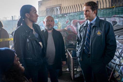 Kali Reis, le réalisateur Timur Bekmambetov et Chris Pratt sur le tournage de « RECONNU COUPABLE » d'Amazon MGM Studios. Photo : Justin Lubin © Sony Pictures Releasing Switzerland GmbH