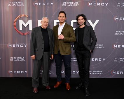 LONDON, ENGLAND – 07. JANUAR:  (L-R) Produzent Chuck Roven, Chris Pratt und Alex Zane bei dem UK-Screening von MERCY am 07. Januar 2026 in London, England. (Foto von Jeff Spicer/Getty Images für Amazon MGM und Sony Pictures Entertainment)  © 2026 Getty Images
