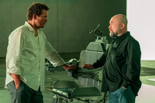 Chris Pratt et le réalisateur Timur Bekmambetov sur le tournage de MERCY, produit par Amazon MGM Studios. Photo : Justin Lubin  © Sony Pictures Relasing Switzerland GmbH