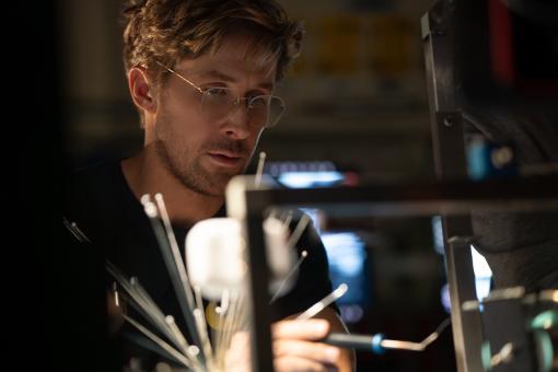 Ryan Gosling incarne Ryland Grace dans PROJET DERNIÈRE CHANCE, produit par Amazon MGM Studios. Crédit photo : Jonathan Olley  © Sony Pictures Releasing Switzerland GmbH