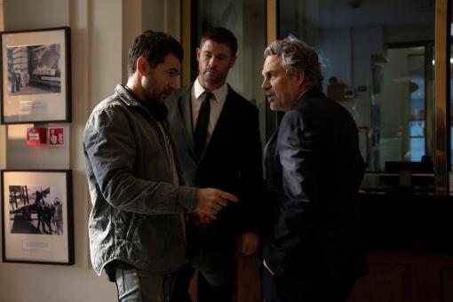 Le réalisateur Bart Layton, Chris Hemsworth et Mark Ruffalo sur le tournage de CRIME 101.  © 2026 Amazon MGM Studios Content Services LLC