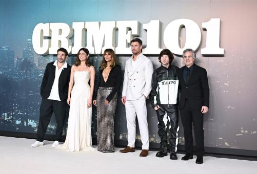 Le réalisateur Bart Layton, Monica Barbaro, Halle Berry, Chris Hemsworth, Barry Keoghan et Mark Ruffalo lors de la projection de gala de CRIME 101 à Londres, le 28 janvier 2026.  2026 Getty Images