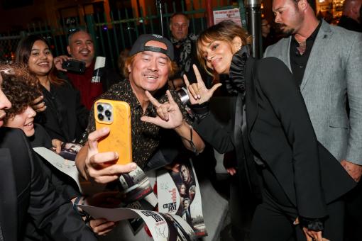 Halle Berry avec des fans lors de la première mondiale de CRIME 101 à Los Angeles.  Todd Williamson/JanuaryImages