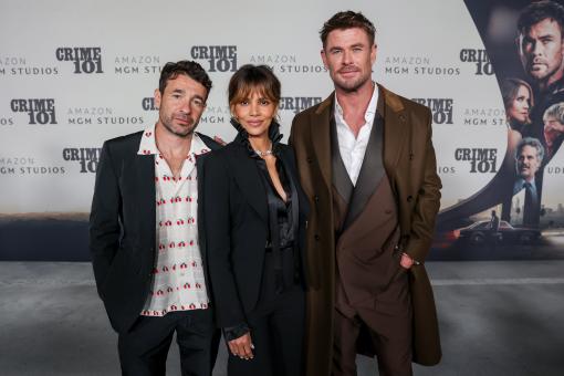 Bart Layton, Halle Berry et Chris Hemsworth lors de la première mondiale de CRIME 101 à Los Angeles.   Todd Williamson/JanuaryImages