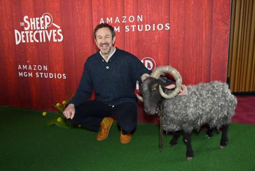 NEW YORK, NEW YORK - 19 AVRIL: Chris O’Dowd assiste au tapis rouge et à la première new-yorkaise de la série «Bêêêêtective Privé» des studios Amazon MGM au Jazz at Lincoln Center, le 19 avril 2026 à New York. (Photo de Bryan Bedder/Getty Images pour Amazon MGM)