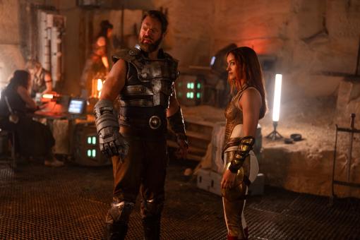 Fisto (Johannes Haukur Johannesson) und Teela (Camila Mendes) in MASTERS OF THE UNIVERSE.  © 2026 Amazon MGM Studios Content Services LLC