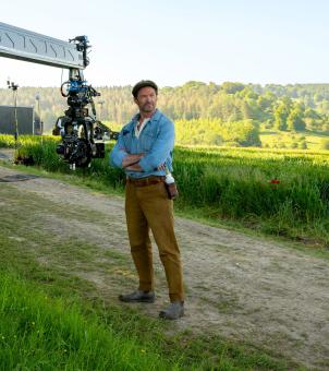 Hugh Jackman am Set von GLENNKILL: EIN SCHAFSKRIMI von Amazon MGM Studios. Bildnachweis: Alex Bailey   © 2026 Amazon Content Services LLC. Alle Rechte vorbehalten.