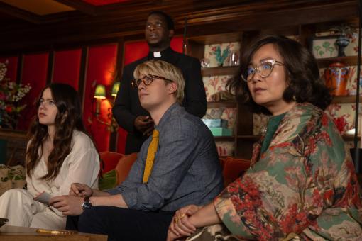 (von links nach rechts) Molly Gordon als Rebecca Hampstead, Kobna Holbrook-Smith als Reverend Hillcoate, Nicholas Galitzine als Elliot Matthews und Hong Chau als Beth Pennock in GLENNKILL: EIN SCHAFSKRIMI von Amazon MGM Studios. Bildnachweis: Alex Bailey  © 2026 Amazon Content Services LLC. Alle Rechte vorbehalten.