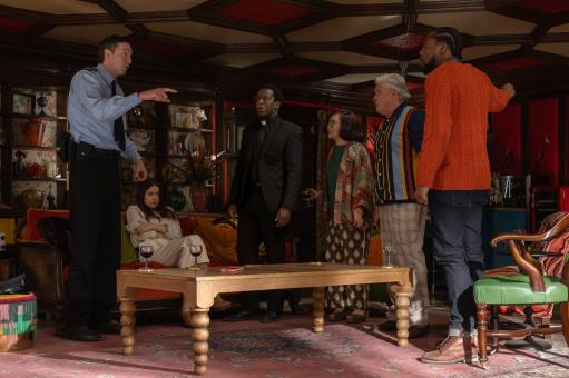 (v. l. n. r.) Nicholas Braun als Officer Tim Derry, Molly Gordon als Rebecca Hampstead, Kobna Holbrook-Smith als Reverend Hillcoate, Hong Chau als Beth Pennock, Conleth Hill als Ham Gilyard und Tosin Cole als Caleb Merrow in GLENNKILL: EIN SCHAFSKRIMI von Amazon MGM Studios. Bildnachweis: Alex Bailey  © 2026 Amazon Content Services LLC. Alle Rechte vorbehalten.