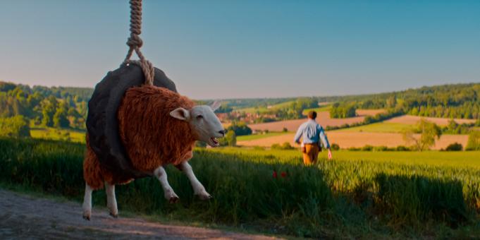 Le mouton sans défense et Hugh Jackman dans le rôle de George Hardy dans « Bêêêêtective Privé » d'Amazon MGM Studios. Crédit photo : avec l'aimable autorisation d'Amazon MGM Studios   © Sony Pictures Releasing Switzerland GmbH