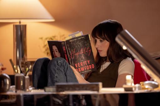 Dakota Johnson incarne le rôle de Lowen Ashleigh dans le film VERITY, réalisé par Michael Showalter et produit par Amazon MGM Studios. Crédit photo: Alisha Wetherill  © 2026 Amazon Content Services LLC. All Rights Reserved.