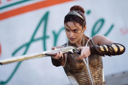 Adam (Nicholas Galitzine) et Teela (Camila Mendes) dans MASTERS OF THE UNIVERSE.  © Sony Pictures Releasing Switzerland GmbH