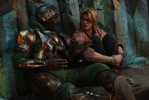 Man at Arms (Idris Elba) et Adam (Nicholas Galitzine) dans MASTERS OF THE UNIVERSE.  © Sony Pictures Releasing Switzerland GmbH