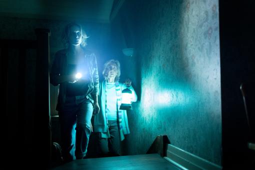 Gemma (Amelia Eve) und Elisa Rainier (Lin Shaye) in ScreenGems' INSIDIOUS: OUT OF THE FURTHER. © 2026 Sony Pictures Releasing Switzerland GmbH