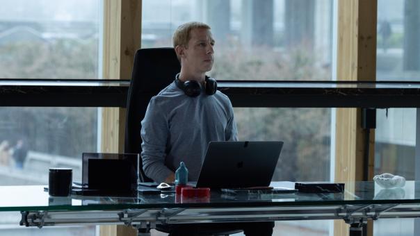 Mark Zuckerberg (Jeremy Strong) dans THE SOCIAL RECKONING de Sony Pictures.  © 2026 CTMG, Inc. Tous droits réservés.