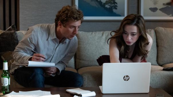 Jeff Horwitz (Jeremy Allen White) et Frances Haugen (Mikey Madison) dans *THE SOCIAL RECKONING* de Sony Pictures.  © 2026 CTMG, Inc. Tous droits réservés.
