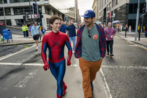 Tom Holland und Regisseur Destin Daniel Cretton am Set von Sony Pictures' SPIDER-MAN™: BRAND NEW DAY.  ©2026 CTMG. All Rights Reserved. MARVEL and all related character names: © & ™ 2026 MARVEL.
