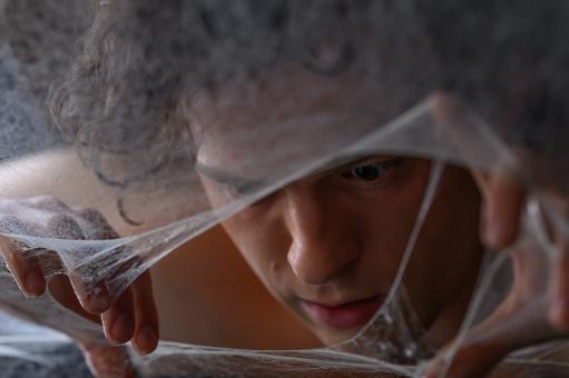 Peter Parker (Tom Holland) blickt durch das Spinnennetz in Sony Pictures' SPIDER-MAN™: BRAND NEW DAY. Foto: Jay Maidment  ©2026 CTMG. All Rights Reserved. MARVEL and all related character names: © & ™ 2026 MARVEL.