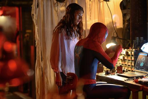 MJ (Zendaya) beobachtet Spider-Man bei der Arbeit in Sony Pictures' SPIDER-MAN™: BRAND NEW DAY. Foto: Jay Maidment  ©2026 CTMG. All Rights Reserved. MARVEL and all related character names: © & ™ 2026 MARVEL.