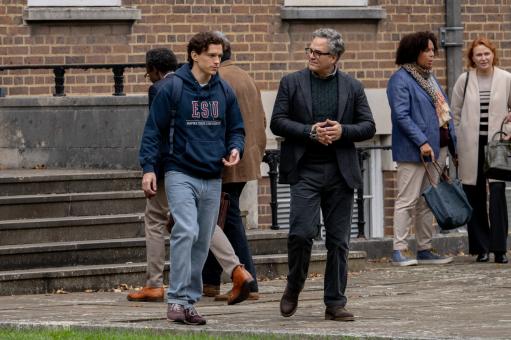 Peter Parker (Tom Holland, links) im Gespräch mit Professor Bruce Banner (Mark Ruffalo) in Sony Pictures' SPIDER-MAN™: BRAND NEW DAY.  ©2026 CTMG. All Rights Reserved. MARVEL and all related character names: © & ™ 2026 MARVEL.