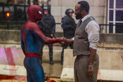 Bill (Tramell Tillman, rechts) dankt Spider-Man in Sony Pictures' SPIDER-MAN™: BRAND NEW DAY.  ©2026 CTMG. All Rights Reserved. MARVEL and all related character names: © & ™ 2026 MARVEL.