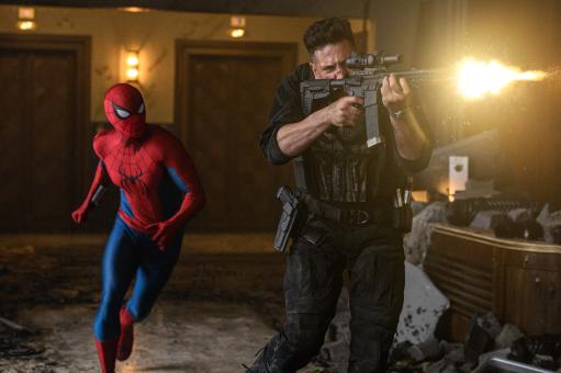 Spider-Man et The Punisher (Jon Bernthal) dans le film SPIDER-MAN™: BRAND NEW DAY de Sony Pictures. Photo : Jay Maidment  © Sony Pictures Releasing Switzerland GmbH. MARVEL et tous les noms de personnages associés : © & ™ 2026 MARVEL.