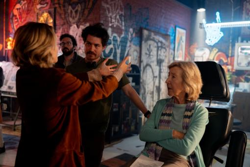 Amelia Eve, le réalisateur Jacob Chase et Lin Shaye sur le tournage du film INSIDIOUS : OUT OF THE FURTHER de Screen Gems.  © Sony Pictures Releasing Switzerland GmbH
