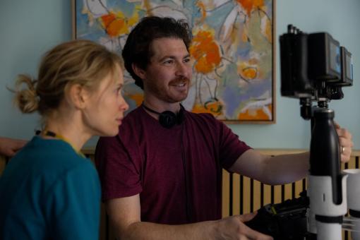 Amelia Eve et le réalisateur Jacob Chase sur le tournage du film INSIDIOUS : OUT OF THE FURTHER de Screen Gems.  © Sony Pictures Releasing Switzerland GmbH