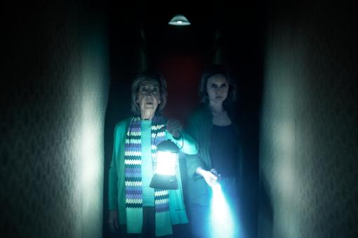 Elise Rainier (Lin Shaye) und Gemma (Amelia Eve) in ScreenGems INSIDIOUS: OUT OF THE FURTHER. © 2026 Sony Pictures Releasing Switzerland GmbH
