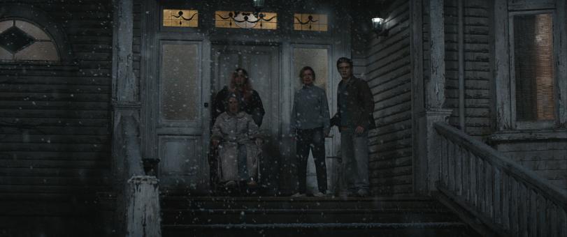 (De gauche à droite) MAUDE DAVEY dans le rôle de Polly, SOUHEILA YACOUB dans le rôle d'Alice, TANDI WRIGHT dans le rôle de Susan et HUNTER DOOHAN dans le rôle de Joseph dans EVIL DEAD BURN, un film de Warner Bros. Pictures et Sony Pictures.  © Sony Pictures Releasing Switzerland