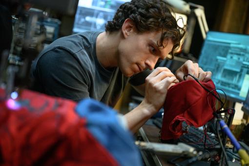 Peter Parker (Tom Holland) travaille sur son costume dans SPIDER-MAN: BRAND NEW DAY  ©2026 CTMG. Tous droits réservés. MARVEL et tous les noms de personnages associés : © & ™ 2026 MARVEL.