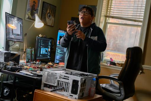 Ned (Jacob Batalon) travaille sur son Spidey Tracker dans SPIDER-MAN: BRAND NEW DAY  ©2025 CTMG. Tous droits réservés. MARVEL et tous les noms de personnages associés : © & ™ 2025 MARVEL.