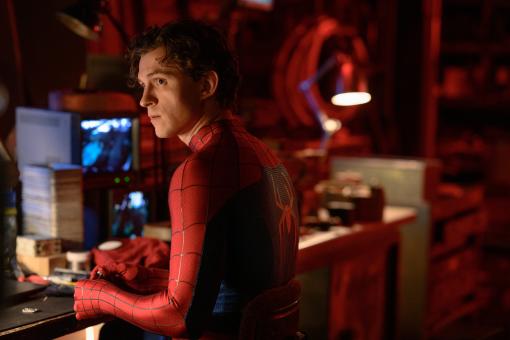 Peter Parker/Spider-Man (Tom Holland) se prépare dans SPIDER-MAN: BRAND NEW DAY  ©2025 CTMG. Tous droits réservés. MARVEL et tous les noms de personnages associés : © & ™ 2025 MARVEL.