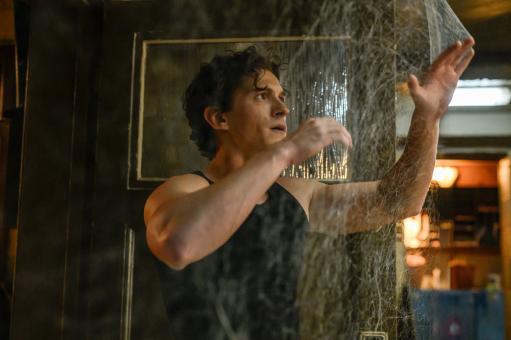 Peter Parker (Tom Holland) läuft durch Spinnennetze in Columbia Pictures SPIDER-MAN™: BRAND NEW DAY. (Foto: Jay Maidment)  ©2025 CTMG. All Rights Reserved. MARVEL and all related character names: © & ™ 2025 MARVEL.