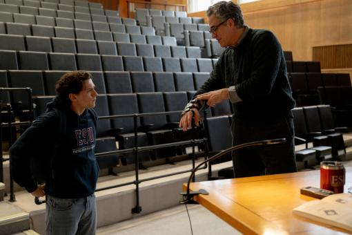 Peter Parker (Tom Holland, à gauche) s'entretient avec son professeur Bruce Banner (Mark Ruffalo) dans le film de Columbia Pictures SPIDER-MAN™ : BRAND NEW DAY. (Photo : Jay Maidment)  ©2025 CTMG. Tous droits réservés. MARVEL et tous les noms de personnages associés : © & ™ 2025 MARVEL.