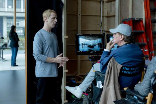 Jeremy Strong et le réalisateur et scénariste Aaron Sorkin sur le tournage du film THE SOCIAL RECKONING de Sony Pictures  © 2026 CTMG, Inc. Tous droits réservés.