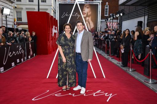 LONDRES, ANGLETERRE – 24 SEPTEMBRE : Jordana Mollick et le réalisateur Michael Showalter lors de la projection spéciale britannique du film VERITY au Curzon Mayfair, le 24 septembre 2026 à Londres, en Angleterre. (Photo : Eamonn M. McCormack/Getty Images pour Amazon MGM Studios et Sony Pictures Entertainment)  © 2026 Getty Images