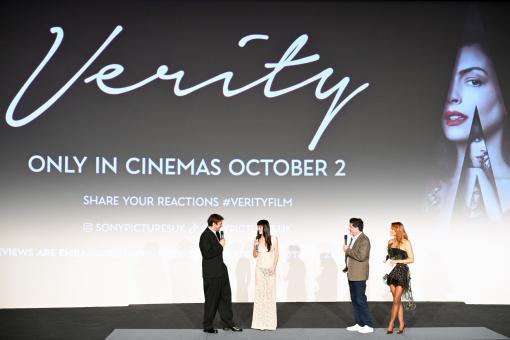 LONDRES, ANGLETERRE – 24 SEPTEMBRE : (de gauche à droite) Josh Hartnett, Dakota Johnson, Michael Showalter et Ashley James sur scène lors de la projection spéciale britannique du film VERITY au Curzon Mayfair, le 24 septembre 2026 à Londres, en Angleterre. (Photo : Eamonn M. McCormack/Getty Images pour Amazon MGM Studios et Sony Pictures Entertainment)  © 2026 Getty Images