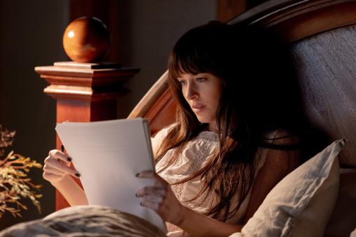Dakota Johnson incarne le rôle de Lowen Ashleigh dans le film VERITY du réalisateur Michael Showalter, une production d'Amazon MGM Studios. Crédit photo : Alisha Wetherill  © Sony Pictures Releasing Switzerland GmbH