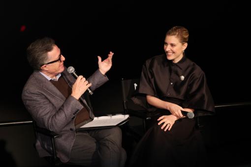 NEW YORK, NEW YORK – 13 OCTOBRE : Stephen Colbert et Greta Gerwig sur scène lors de l'événement IMAX exclusif consacré au film « NARNIA: LE NEVEU DU MAGICIEN » de Netflix, qui s'est tenu à l'AMC Lincoln Square 13 le 13 octobre 2026 à New York. (Photo : Kevin Mazur/Getty Images pour Netflix)  © 2026 Kevin Mazur